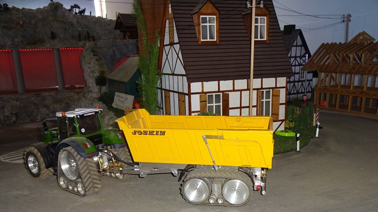 Kettenschlepper Und Joskinkipper Mit Kettenlaufwerk 4